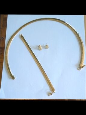 Gold or Silver Choker Women’s Necklace, Bracelet & Stud Earring Set